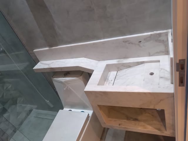 Bancada de banheiro esculpida em mármore branco